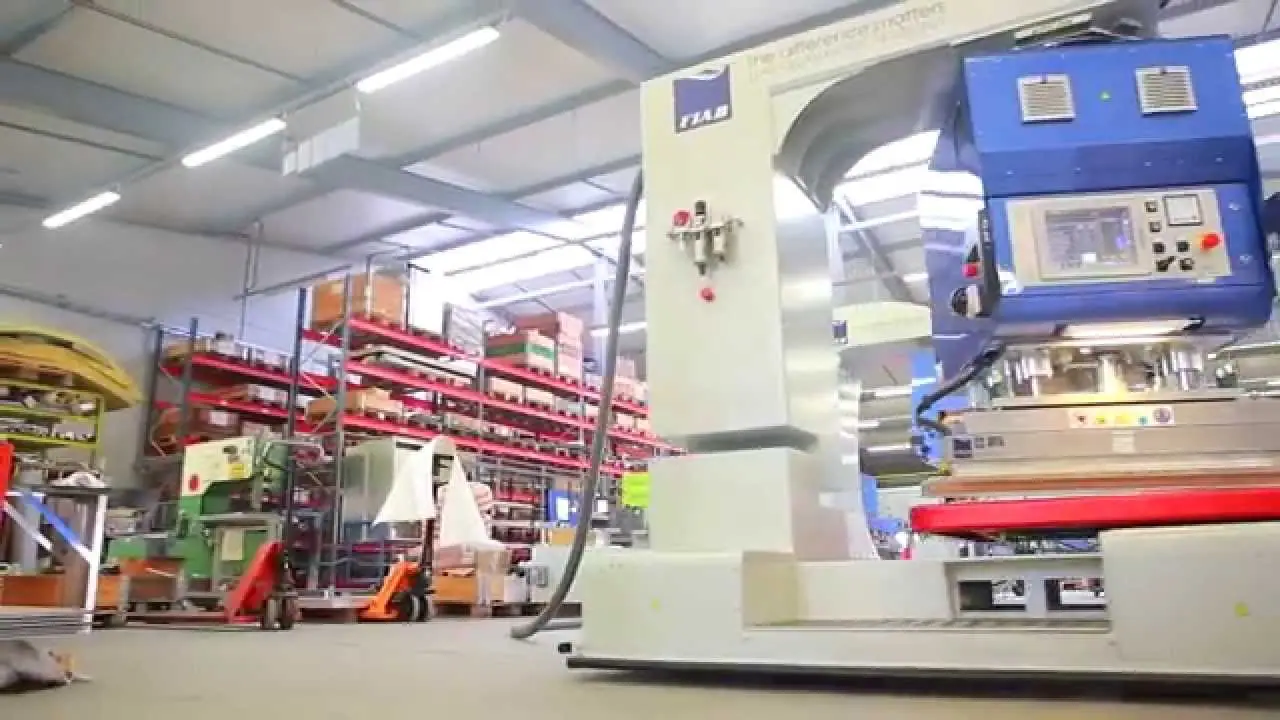 Techniczne aspekty doboru maszyn HF w produkcji plandek przemysłowych